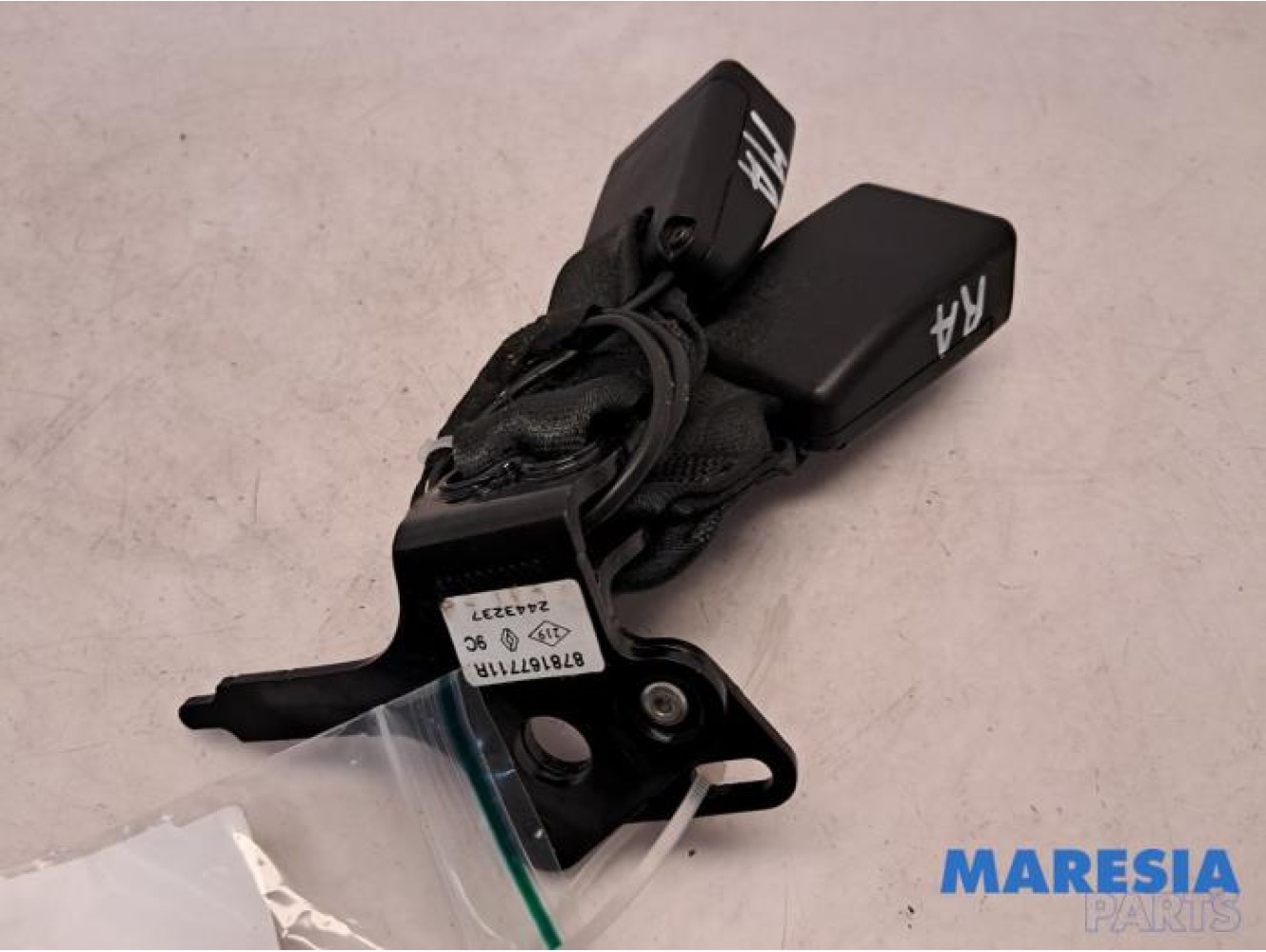 Renault - Clio - Insertion ceinture de sécurité arrière droite