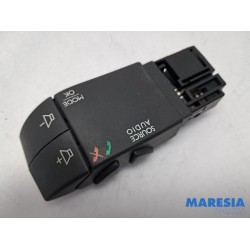 Renault - Clio - Steering wheel mounted radio control