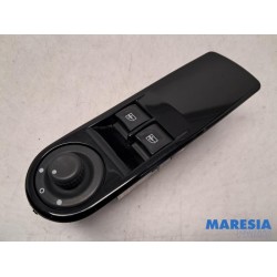 Renault - Clio - Multi-functional window switch