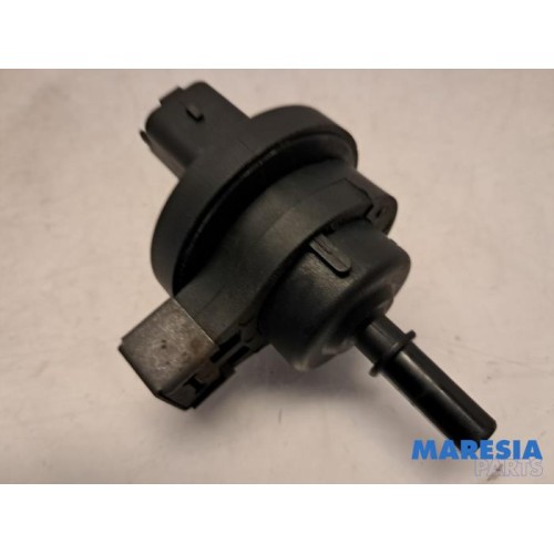 Renault - Clio - Vacuum valve