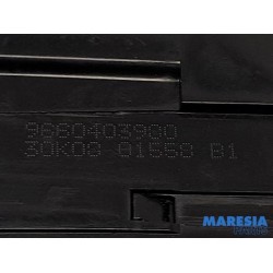 Peugeot - 207 - Tailgate lock mechanism