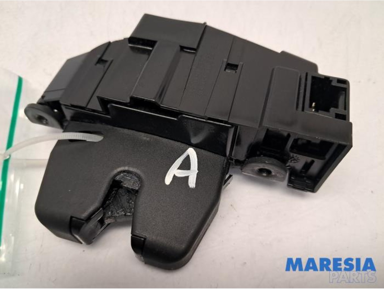 Peugeot - 207 - Tailgate lock mechanism