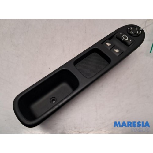 Peugeot - 207 - Multi-functional window switch