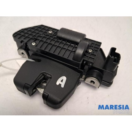 Peugeot - 208 - Tailgate lock mechanism