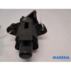 Peugeot - 107 - Tailgate lock mechanism