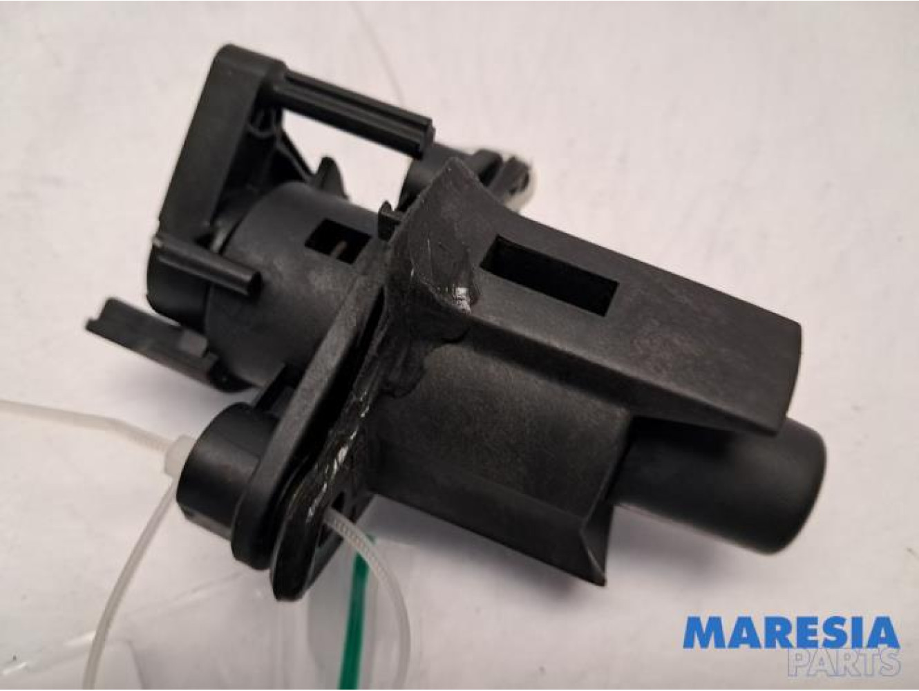 Peugeot - 107 - Tailgate lock mechanism