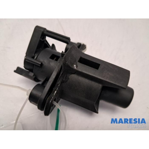 Peugeot - 107 - Tailgate lock mechanism