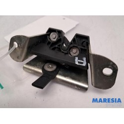 Peugeot - 107 - Tailgate lock mechanism