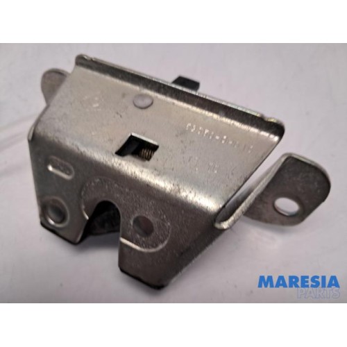 Peugeot - 107 - Tailgate lock mechanism