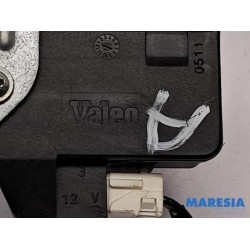 Peugeot - 107 - Tailgate lock mechanism