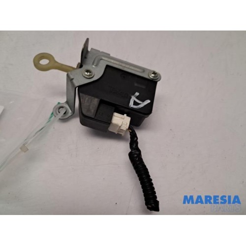 Peugeot - 107 - Tailgate lock mechanism