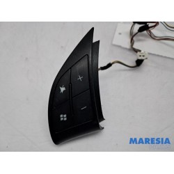 Fiat - 500 - Steering wheel mounted radio control