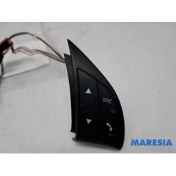 Fiat - 500 - Steering wheel mounted radio control