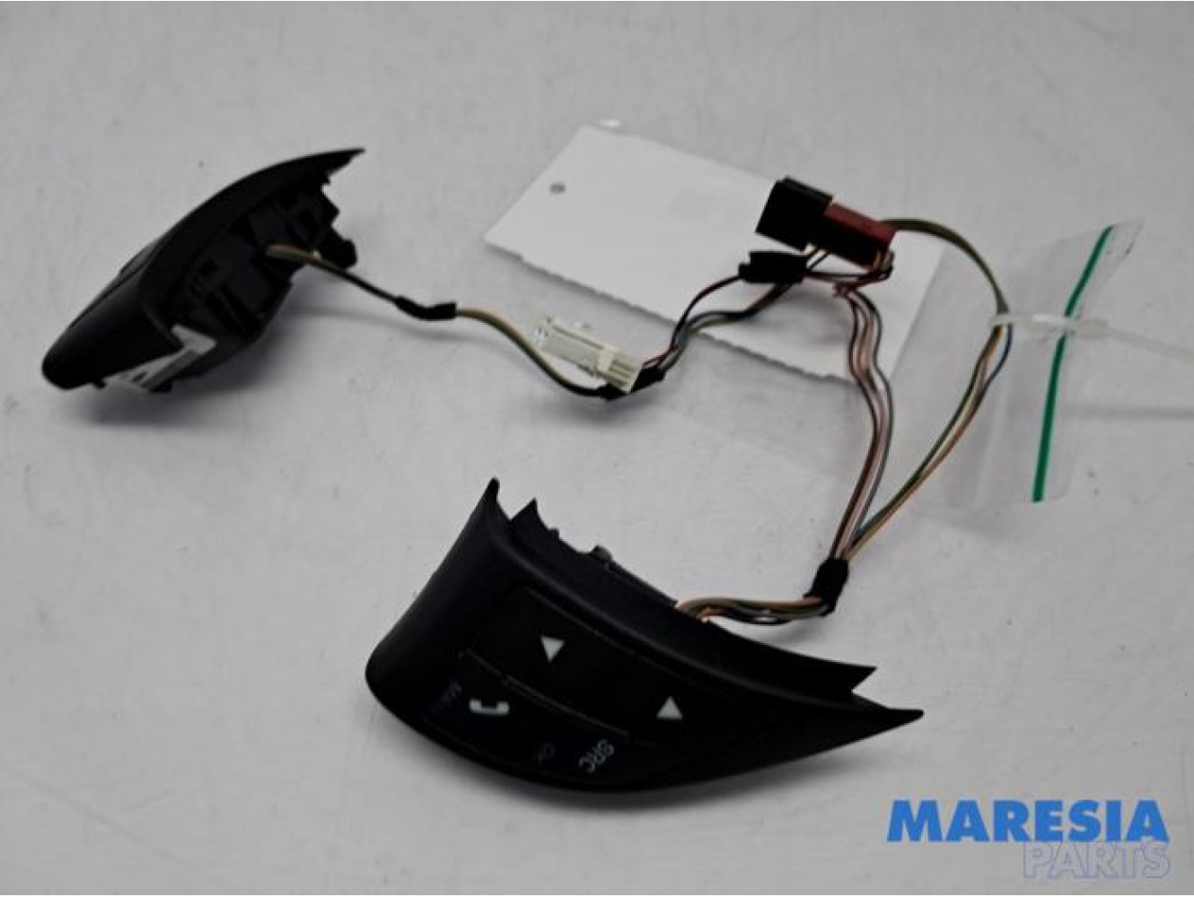 Fiat - 500 - Steering wheel mounted radio control