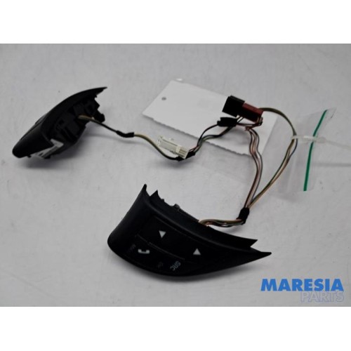 Fiat - 500 - Steering wheel mounted radio control