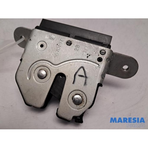 Fiat - 500 - Tailgate lock mechanism