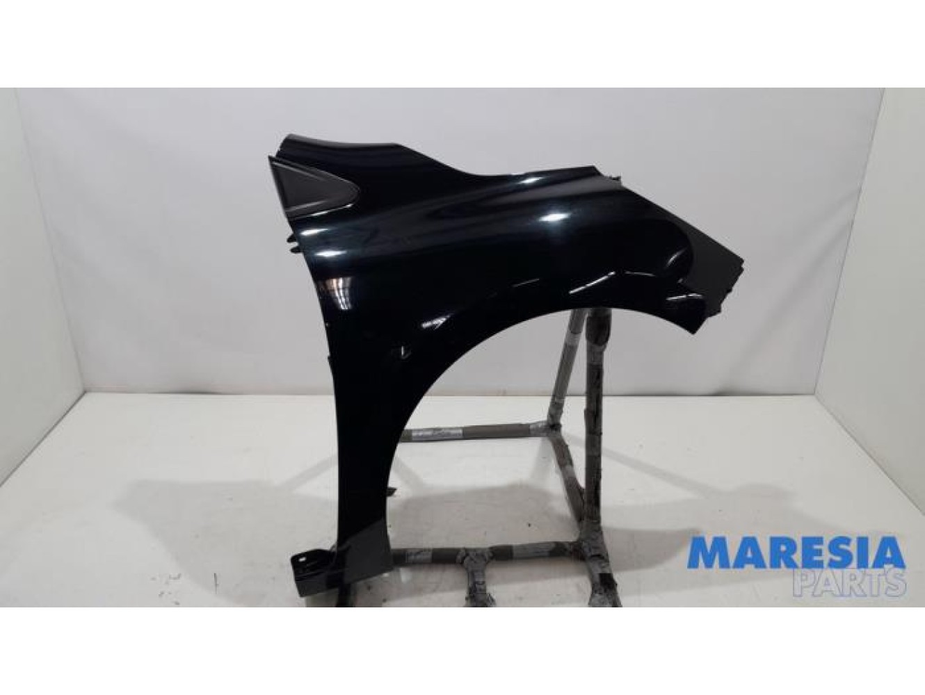 Renault - Clio - Front wing, right