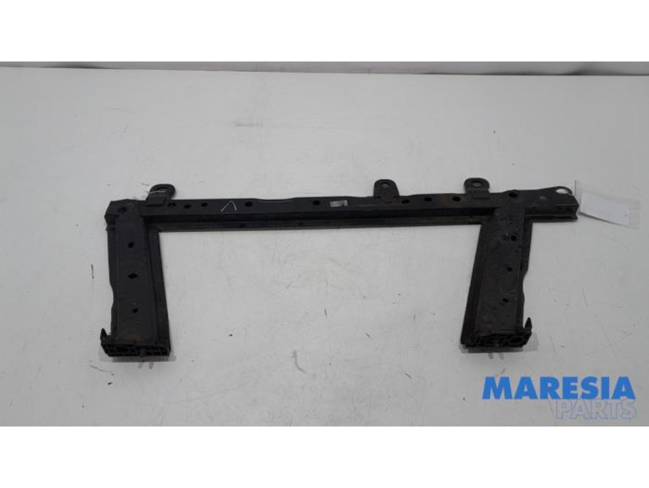 Renault - Clio - Radiator bar