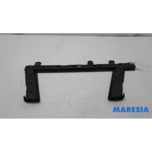 Renault - Clio - Radiator bar