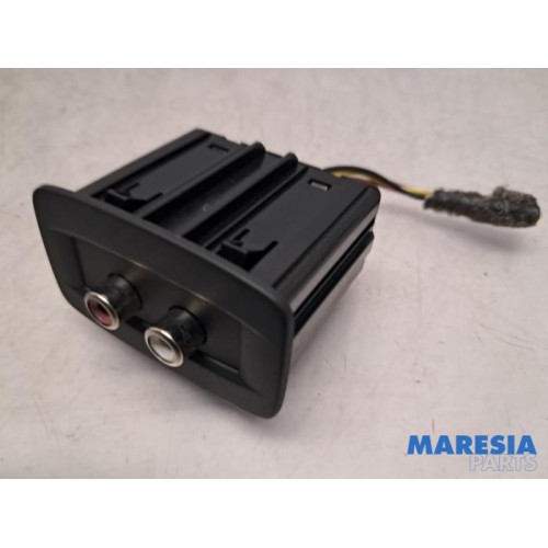 Renault - Scenic - AUX / USB connection