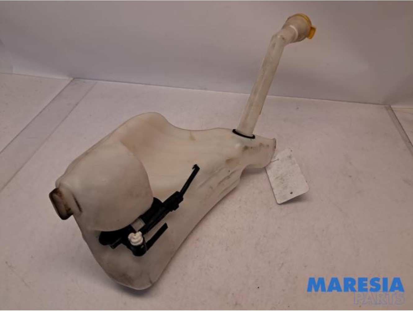 Renault - Scenic - Front windscreen washer reservoir