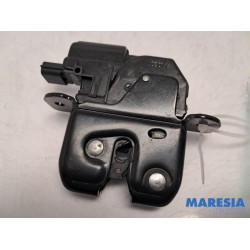 Renault - Clio - Tailgate lock mechanism