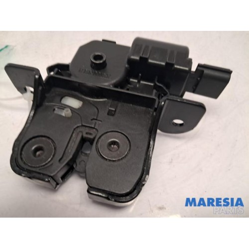 Renault - Clio - Tailgate lock mechanism
