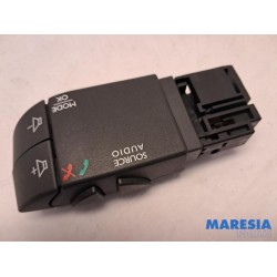 Renault - Clio - Steering wheel mounted radio control