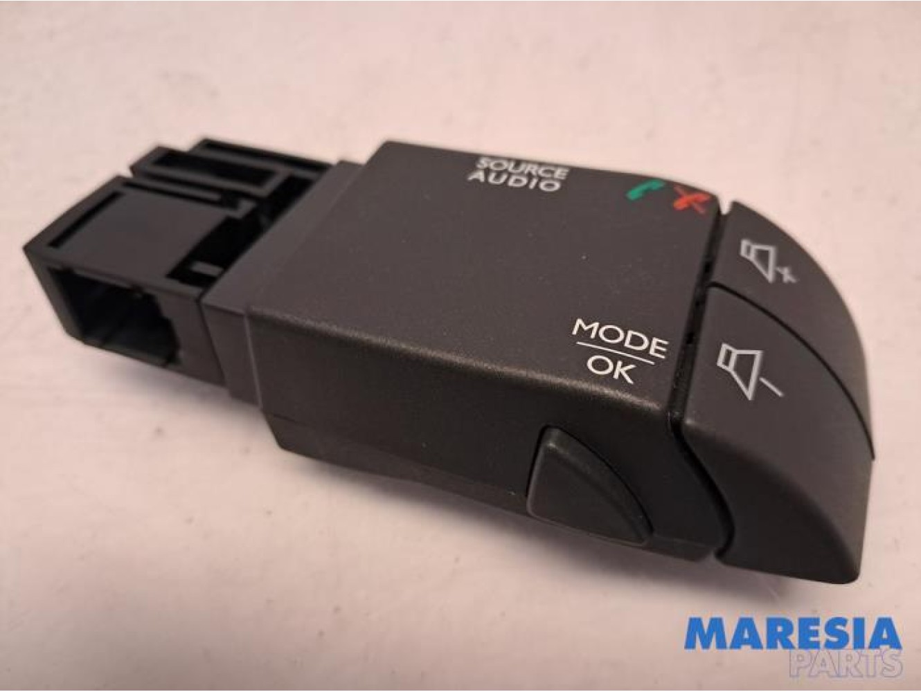 Renault - Clio - Steering wheel mounted radio control