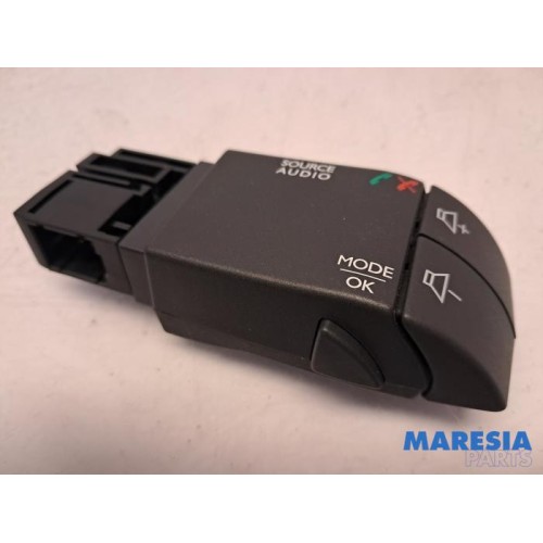 Renault - Clio - Steering wheel mounted radio control