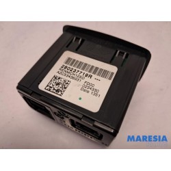 Renault - Clio - AUX / USB connection