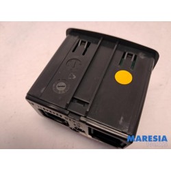 Renault - Clio - AUX / USB connection