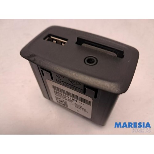 Renault - Clio - AUX/USB aansluiting