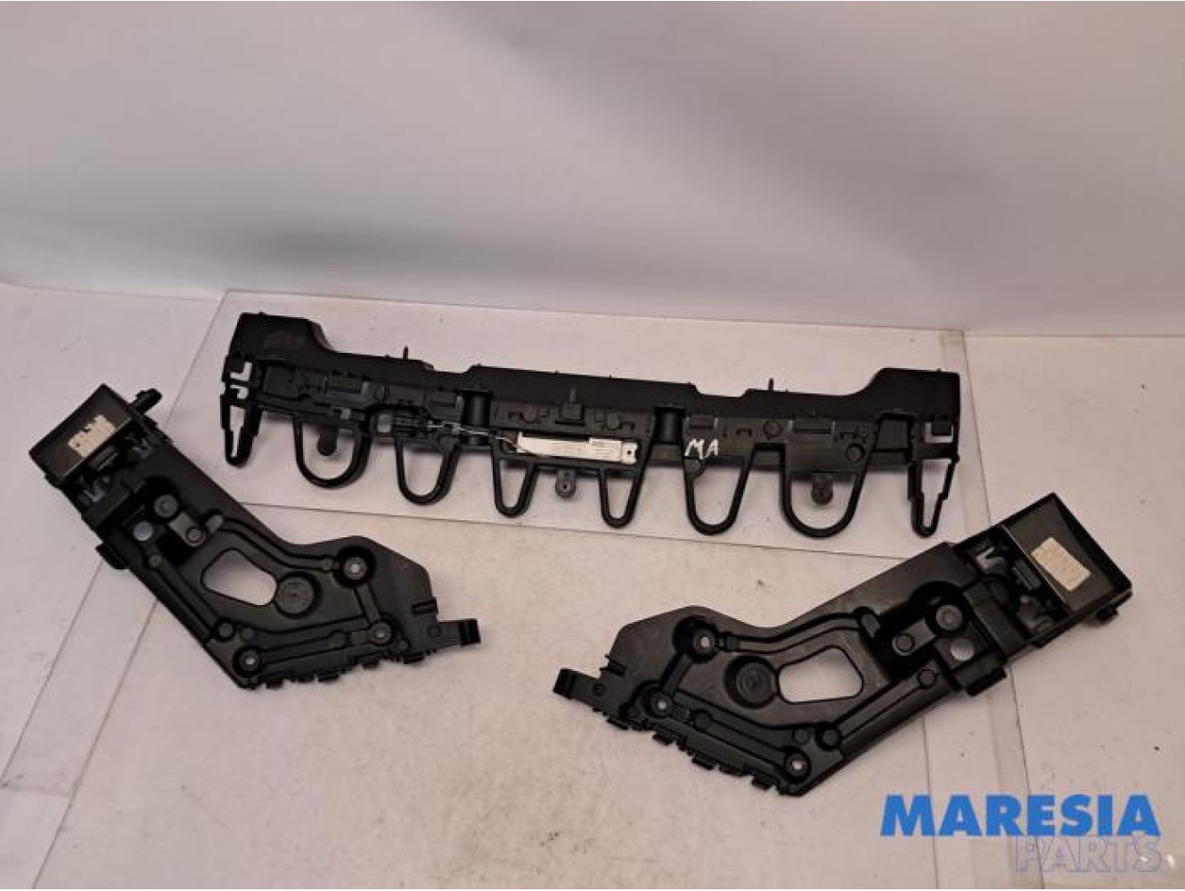Renault - Clio - Rear bumper bracket central