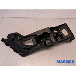 Renault - Clio - Rear bumper bracket central