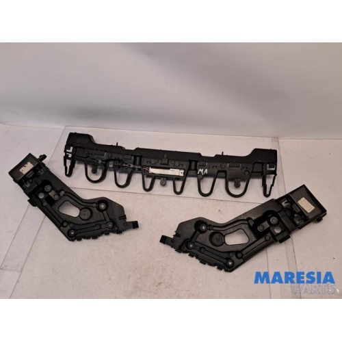 Renault - Clio - Rear bumper bracket central