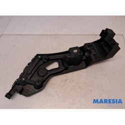 Renault - Clio - Rear bumper bracket central