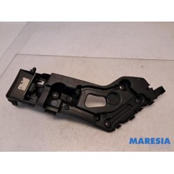 Renault - Clio - Rear bumper bracket central
