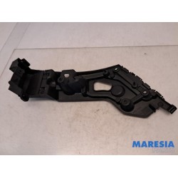Renault - Clio - Rear bumper bracket central