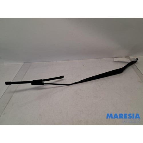 Renault - Clio - Front wiper arm