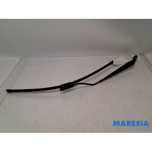Renault - Clio - Front wiper arm