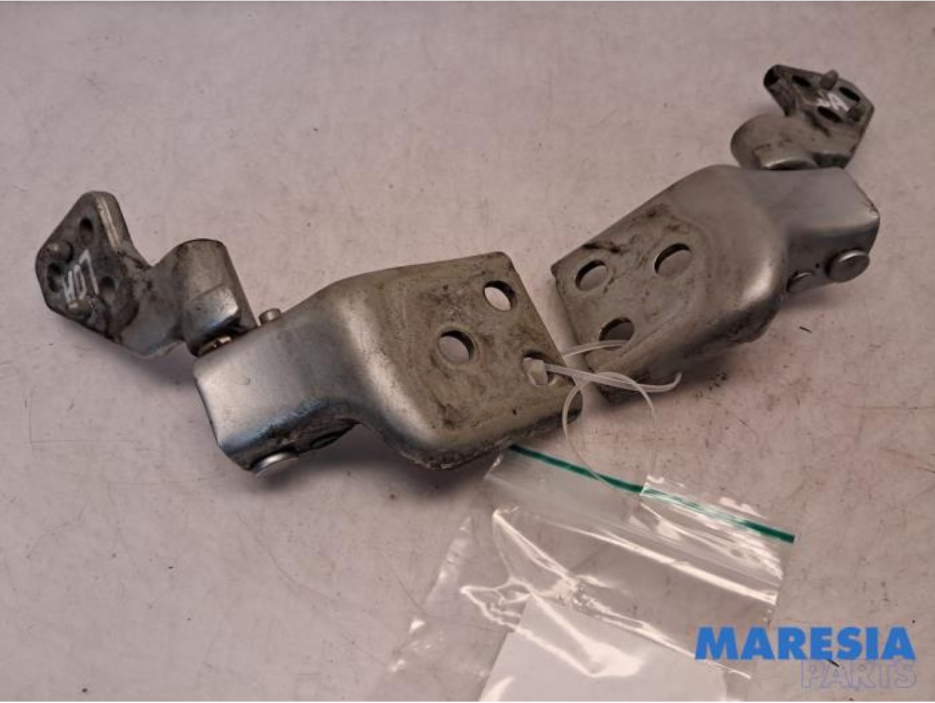 Peugeot - Partner - Rear door hinge, left