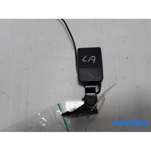 Peugeot - 207 - Insertion ceinture de sécurité arrière gauche
