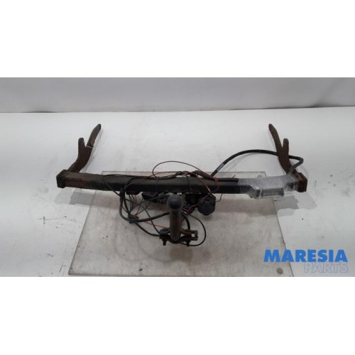 Renault - Clio - Towbar
