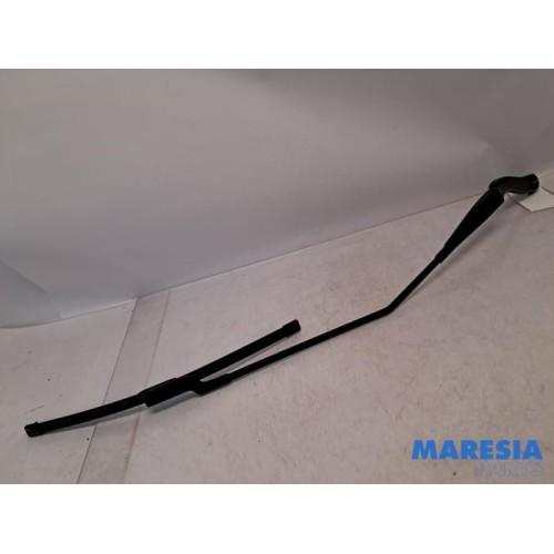 Renault - Trafic - Front wiper arm