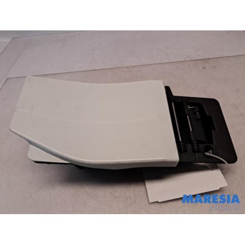 Renault - Trafic - Tank cap cover