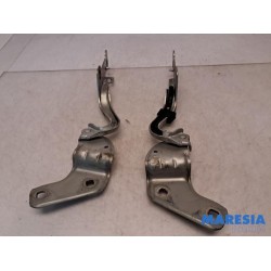 Renault - Clio - Bonnet Hinge