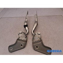Renault - Clio - Bonnet Hinge