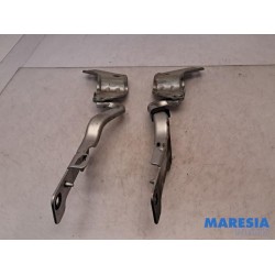 Renault - Clio - Bonnet Hinge