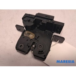 Renault - Clio - Tailgate lock mechanism